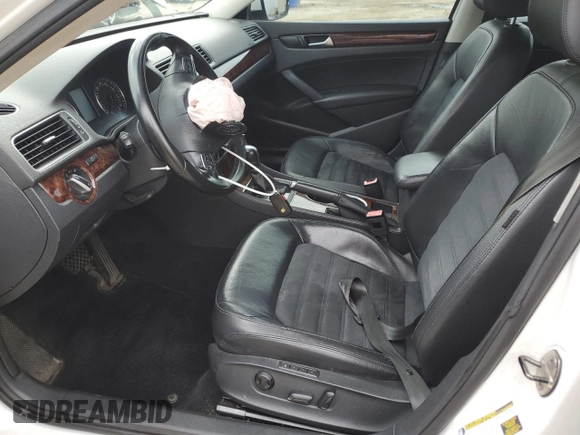 2013 Volkswagen Passat SEL Premium z VIN 1VWCH7A30DC039521, wystawiony jako Copart lot #56795935 z przebiegiem 127 052 mil mil oraz Nie do naprawy • Non repairable. Historia ofert i sprzedaży dostępna na DreamBid. Obrazek 7.