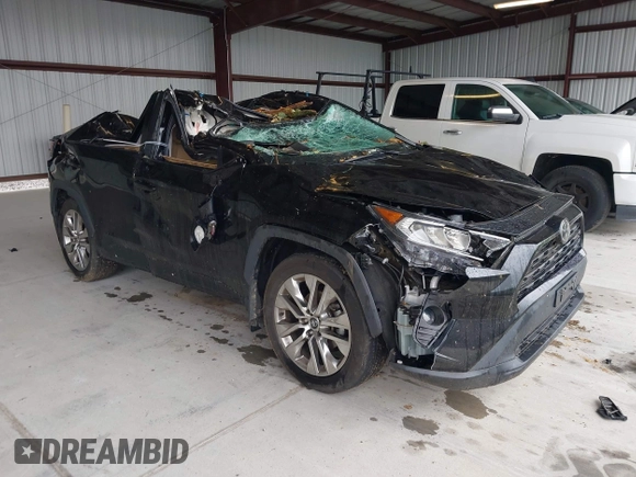 2021 Toyota RAV4 XLE Premium z VIN 2T3A1RFV0MW145999, wystawiony jako IAAI lot #42234472 z przebiegiem 57 424 mil mil oraz . Historia ofert i sprzedaży dostępna na DreamBid. Obrazek 1.