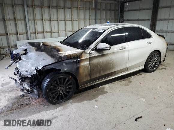 2018 Mercedes-Benz C 300 z VIN 55SWF4JB8JU237417, wystawiony jako Copart lot #57547745 z przebiegiem Nie podano mil oraz Szkoda całkowita • Salvage title. Historia ofert i sprzedaży dostępna na DreamBid. Obrazek 1.
