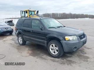 2005 Ford Escape XLT with VIN 1FMCU03135KB37656, listed as a IAAI auction lot 41908207 with 191,899 mi miles. Bid and sale history available at carsss.com. Image 1.