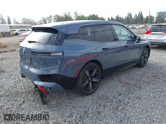 2024 BMW iX xDrive50 z VIN WB523CF08RCN65886, wystawiony jako IAAI lot #42334105 z przebiegiem 37 981 mil mil oraz . Historia ofert i sprzedaży dostępna na DreamBid. Obrazek 4.
