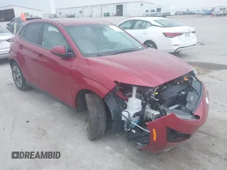 2023 Hyundai Kona SE с VIN KM8K23AG4PU193574, выставлен на аукционе IAAI как лот 42436688 с пробегом 63 748 миль миль и . История ставок и продаж доступна на DreamBid. Изображение 1.