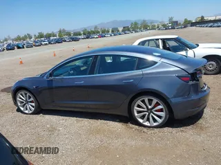 2018 Tesla Model 3 Long Range Battery z VIN 5YJ3E1EB8JF105886, wystawiony jako IAAI lot #42268190 z przebiegiem 80 917 mil mil oraz . Historia ofert i sprzedaży dostępna na DreamBid. Obrazek 15.