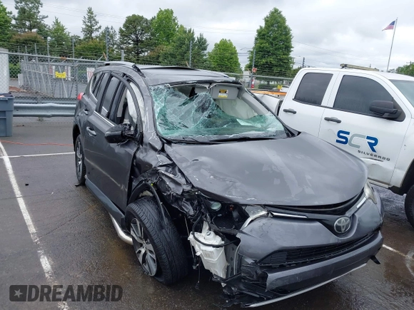 2018 Toyota RAV4 XLE z VIN JTMWFREV3JJ184752, wystawiony jako IAAI lot #42356452 z przebiegiem 79 532 mil mil oraz . Historia ofert i sprzedaży dostępna na DreamBid. Obrazek 1.