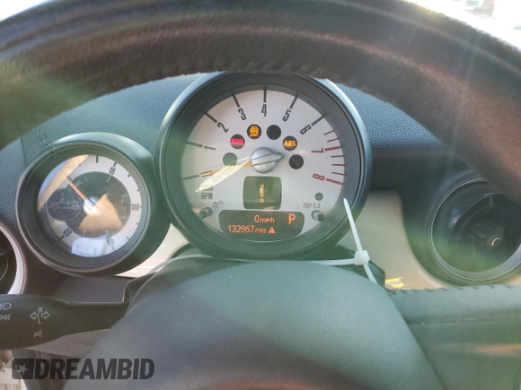 2014 MINI Convertible z VIN WMWZN3C5XET569992, wystawiony jako Copart lot #81044304 z przebiegiem 132 967 mil mil oraz Czysty tytuł • Clean title. Historia ofert i sprzedaży dostępna na DreamBid. Obrazek 9.