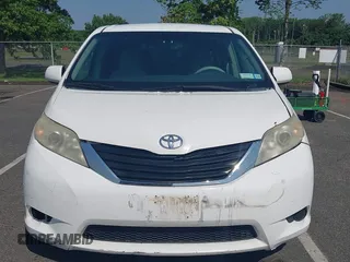 2011 Toyota Sienna LE AAS с VIN 5TDKK3DC7BS035000, выставлен на аукционе IAAI как лот 42571776 с пробегом 75 928 миль миль и . История ставок и продаж доступна на DreamBid. Изображение 12.