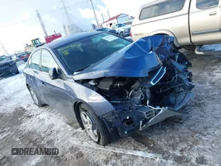 2014 Chevrolet Cruze 1LT z VIN 1G1PC5SB1E7439541, wystawiony jako IAAI lot #41587734 z przebiegiem 92 014 mil mil oraz . Historia ofert i sprzedaży dostępna na DreamBid. Obrazek 1.