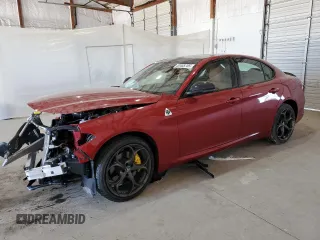 2020 Alfa Romeo Giulia Ti Sport z VIN ZARFANBN1L7636246, wystawiony jako Copart lot #53485705 z przebiegiem Nie podano mil oraz Szkoda całkowita • Salvage title. Historia ofert i sprzedaży dostępna na DreamBid. Obrazek 1.