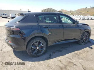 2024 Dodge Hornet R/T Plus z VIN ZACPDFDW4R3A14678, wystawiony jako Copart lot #57875455 z przebiegiem 5215 mil mil oraz Szkody całkowita. Historia ofert i sprzedaży dostępna na DreamBid. Obrazek 3.