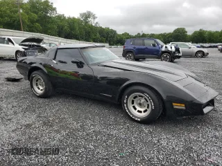 1981 Chevrolet Corvette z VIN 1G1AY8763BS401984, wystawiony jako Copart lot #58464195 z przebiegiem 33 180 mil mil oraz Tytuł czysty. Historia ofert i sprzedaży dostępna na DreamBid. Obrazek 4.