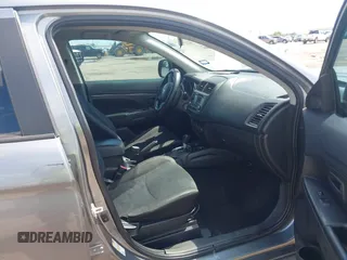 2015 Mitsubishi Outlander ES z VIN 4A4AP3AUXFE026547, wystawiony jako IAAI lot #42223662 z przebiegiem 155 990 mil mil oraz . Historia ofert i sprzedaży dostępna na DreamBid. Obrazek 5.