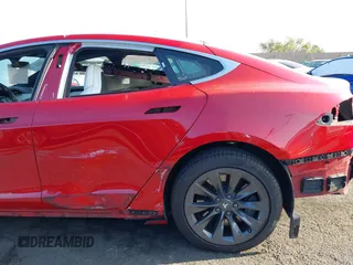 2018 Tesla Model S 75D z VIN 5YJSA1E22JF291433, wystawiony jako IAAI lot #42316194 z przebiegiem 59 143 mil mil oraz . Historia ofert i sprzedaży dostępna na DreamBid. Obrazek 6.