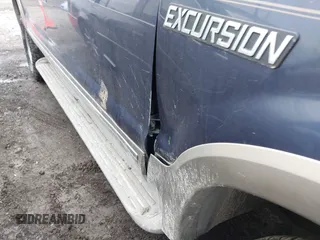 2002 Ford Excursion Limited с VIN 1FMNU43SX2EA77555, выставлен на аукционе IAAI как лот 41526308 с пробегом 274 040 миль миль и . История ставок и продаж доступна на DreamBid. Изображение 19.