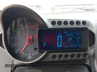 2015 Chevrolet Sonic LTZ z VIN 1G1JE6SB1F4164892, wystawiony jako IAAI lot #42359377 z przebiegiem 104 248 mil mil oraz . Historia ofert i sprzedaży dostępna na DreamBid. Obrazek 7.