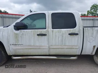 2008 GMC Sierra 1500 Work Truck z VIN 2GTEK133981178274, wystawiony jako IAAI lot #42146222 z przebiegiem 246 353 mil mil oraz . Historia ofert i sprzedaży dostępna na DreamBid. Obrazek 14.