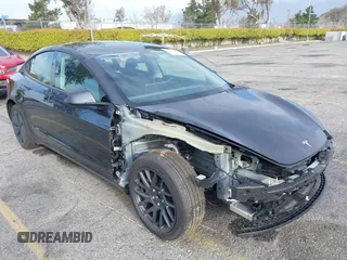 2025 Tesla Model 3 Long Range z VIN 5YJ3E1EA6SF933721, wystawiony jako IAAI lot #41793793 z przebiegiem 727 mil mil oraz . Historia ofert i sprzedaży dostępna na DreamBid. Obrazek 1.