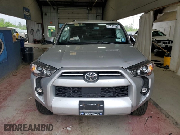 2023 Toyota 4Runner SR5 z VIN JTEMU5JR0P6106886, wystawiony jako Copart lot #61213595 z przebiegiem 30 183 mil mil oraz Szkoda całkowita • Salvage title. Historia ofert i sprzedaży dostępna na DreamBid. Obrazek 5.