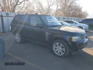 2010 Land Rover Range Rover HSE Lux z VIN SALMF1D4XAA308512, wystawiony jako IAAI lot #41883134 z przebiegiem 123 637 mil mil oraz . Historia ofert i sprzedaży dostępna na DreamBid. Obrazek 1.
