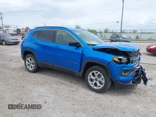 2025 Jeep Compass Latitude с VIN 3C4NJDBNXST526547, выставлен на аукционе IAAI как лот 42280280 с пробегом 962 миль миль и . История ставок и продаж доступна на DreamBid. Изображение 1.