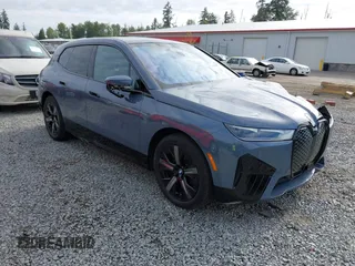 2024 BMW iX xDrive50 z VIN WB523CF08RCN65886, wystawiony jako IAAI lot #42334105 z przebiegiem 37 981 mil mil oraz . Historia ofert i sprzedaży dostępna na DreamBid. Obrazek 1.