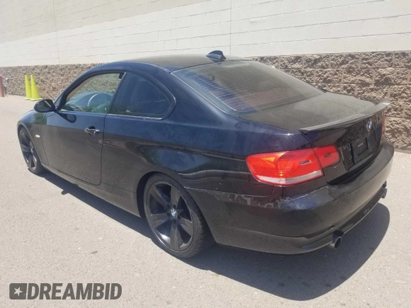 2009 BMW 3 Series 335i z VIN WBAWB73589P047394, wystawiony jako Copart lot #61096405 z przebiegiem 173 236 mil mil oraz Czysty tytuł • Clean title. Historia ofert i sprzedaży dostępna na DreamBid. Obrazek 3.