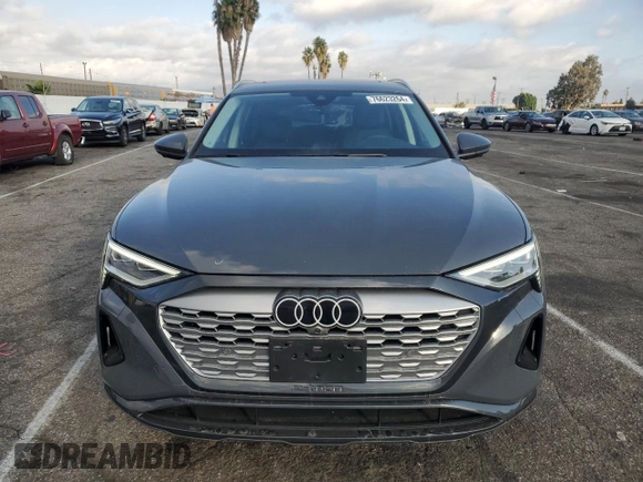 2024 Audi Q8 e-tron Premium Plus z VIN WA15AAGE8RB038873, wystawiony jako Copart lot #76623264 z przebiegiem 5 993 mil mil oraz Szkoda całkowita • Salvage title. Historia ofert i sprzedaży dostępna na DreamBid. Obrazek 5.
