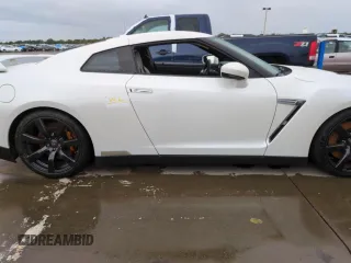 2011 Nissan GT-R Premium z VIN JN1AR5EF6BM240043, wystawiony jako Copart lot #74925154 z przebiegiem Nie podano mil oraz Szkody całkowita. Historia ofert i sprzedaży dostępna na DreamBid. Obrazek 12.