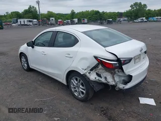 2016 Scion iA z VIN 3MYDLBZV6GY138680, wystawiony jako IAAI lot #42240425 z przebiegiem 100 191 mil mil oraz . Historia ofert i sprzedaży dostępna na DreamBid. Obrazek 3.