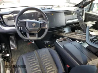 2023 Rivian R1T Adventure z VIN 7FCTGAAA4PN021950, wystawiony jako Copart lot #57800485 z przebiegiem 2 480 mil mil oraz Szkoda całkowita • Salvage title. Historia ofert i sprzedaży dostępna na DreamBid. Obrazek 8.