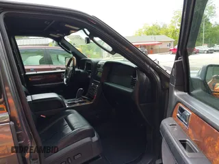 2015 Lincoln Navigator z VIN 5LMJJ3JT3FEJ07172, wystawiony jako IAAI lot #42313343 z przebiegiem 189 807 mil mil oraz . Historia ofert i sprzedaży dostępna na DreamBid. Obrazek 5.