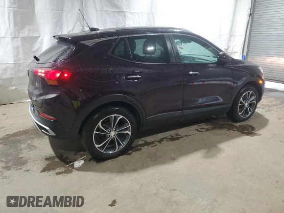 2020 Buick Encore GX Select z VIN KL4MMDSLXLB105930, wystawiony jako Copart lot #57657415 z przebiegiem 69 649 mil mil oraz Czysty tytuł • Clean title. Historia ofert i sprzedaży dostępna na DreamBid. Obrazek 3.
