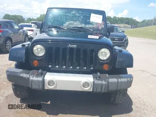 2010 Jeep Wrangler Sahara z VIN 1J4AA5D16AL110711, wystawiony jako IAAI lot #42751095 z przebiegiem 266 079 mil mil oraz . Historia ofert i sprzedaży dostępna na DreamBid. Obrazek 6.