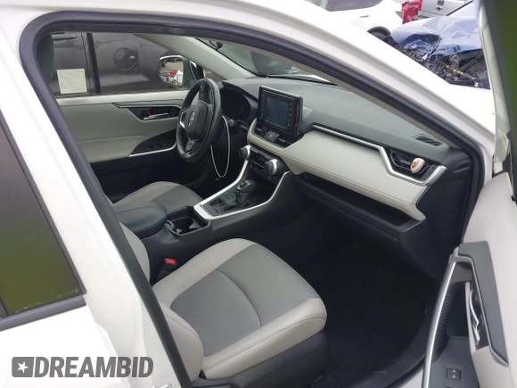 2019 Toyota RAV4 XLE Premium with VIN JTMA1RFV9KD513395, listed as a IAAI auction lot 41469143 with 28,406 mi miles. Bid and sale history available at carsss.com. Image 5.