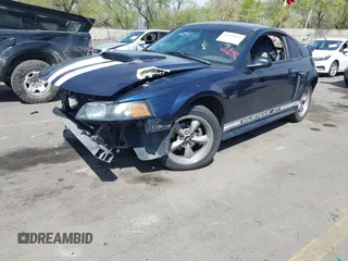 2002 Ford Mustang GT Deluxe z VIN 1FAFP42X12F191957, wystawiony jako IAAI lot #42021857 z przebiegiem Nie podano mil oraz . Historia ofert i sprzedaży dostępna na DreamBid. Obrazek 2.
