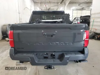 2024 Toyota Tacoma SR5 z VIN 3TMLB5JN6RM060647, wystawiony jako Copart lot #53515055 z przebiegiem 7 240 mil mil oraz Szkoda całkowita • Salvage title. Historia ofert i sprzedaży dostępna na DreamBid. Obrazek 6.