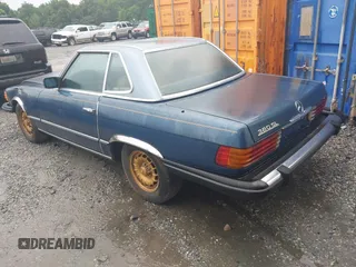 1985 Mercedes-Benz 380 z VIN WDBBA45C1FA018962, wystawiony jako IAAI lot #42449076 z przebiegiem 142 436 mil mil oraz . Historia ofert i sprzedaży dostępna na DreamBid. Obrazek 3.