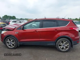 2015 Ford Escape Titanium z VIN 1FMCU9J98FUC84963, wystawiony jako IAAI lot #42469112 z przebiegiem 128 838 mil mil oraz . Historia ofert i sprzedaży dostępna na DreamBid. Obrazek 14.