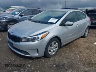 2018 Kia Forte LX z VIN 3KPFK4A70JE193265, wystawiony jako IAAI lot #42375190 z przebiegiem 110 648 mil mil oraz . Historia ofert i sprzedaży dostępna na DreamBid. Obrazek 2.