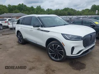 2025 Lincoln Aviator Reserve z VIN 5LM5J7XC8SGL18298, wystawiony jako IAAI lot #42308892 z przebiegiem 1 863 mil mil oraz . Historia ofert i sprzedaży dostępna na DreamBid. Obrazek 1.