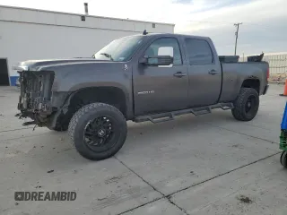 2011 GMC Sierra 2500HD SLT z VIN 1GT121C84BF169590, wystawiony jako Copart lot #79563594 z przebiegiem 214 603 mil mil oraz Szkoda całkowita • Salvage title. Historia ofert i sprzedaży dostępna na DreamBid. Obrazek 1.