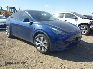 2021 Tesla Model Y Standard Range z VIN 5YJYGDED6MF107711, wystawiony jako IAAI lot #41794384 z przebiegiem 86 934 mil mil oraz . Historia ofert i sprzedaży dostępna na DreamBid. Obrazek 1.