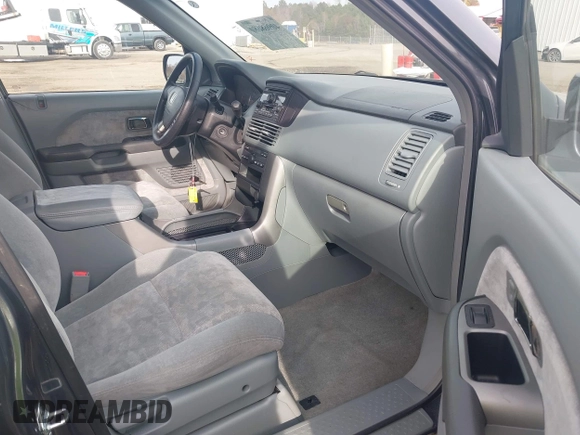 2004 Honda Pilot EX with VIN 2HKYF184X4H590442, listed as a IAAI auction lot 40968680 with 224,892 mi miles. Bid and sale history available at carsss.com. Image 5.