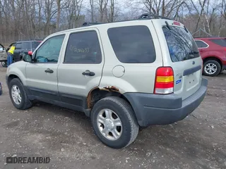 2004 Ford Escape XLT with VIN 1FMYU93184KB61332, listed as a IAAI auction lot 42024633 with 252,972 mi miles. Bid and sale history available at carsss.com. Image 3.