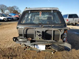 1992 Nissan Pathfinder LE with VIN JN8HD17S3NW009191, listed as a Copart auction lot 88817005 with 309,878 mi miles and Salvage Title. Bid and sale history available at carsss.com. Image 6.
