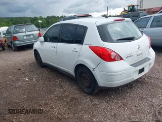 2009 Nissan Versa S z VIN 3N1BC13E49L354233, wystawiony jako IAAI lot #42230622 z przebiegiem 190 161 mil mil oraz . Historia ofert i sprzedaży dostępna na DreamBid. Obrazek 3.