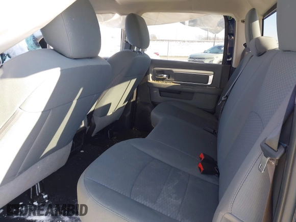2020 Ram 1500 SLT z VIN 1C6RR7TTXLS100635, wystawiony jako IAAI lot #41314107 z przebiegiem 56 913 mil mil oraz . Historia ofert i sprzedaży dostępna na DreamBid. Obrazek 8.