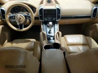 2017 Porsche Cayenne z VIN WP1AA2A20HKA90715, wystawiony jako Copart lot #53635315 z przebiegiem 131 703 mil mil oraz Szkody całkowita. Historia ofert i sprzedaży dostępna na DreamBid. Obrazek 8.