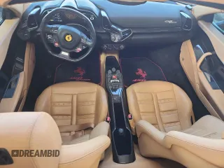 2013 Ferrari 458 Italia z VIN ZFF68NHA9D0194046, wystawiony jako Copart lot #43152325 z przebiegiem 19 299 mil mil oraz Szkody całkowita. Historia ofert i sprzedaży dostępna na DreamBid. Obrazek 8.