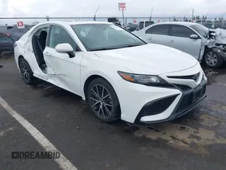 2022 Toyota Camry SE with VIN 4T1T11AK6NU641990, listed as a IAAI auction lot 41921813 with 27,550 mi miles. Bid and sale history available at carsss.com. Image 1.