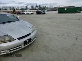 2003 Hyundai Tiburon GT z VIN KMHHN65F63U064962, wystawiony jako Copart lot #44804045 z przebiegiem 186 171 mil mil oraz Szkoda całkowita • Salvage title. Historia ofert i sprzedaży dostępna na DreamBid. Obrazek 11.